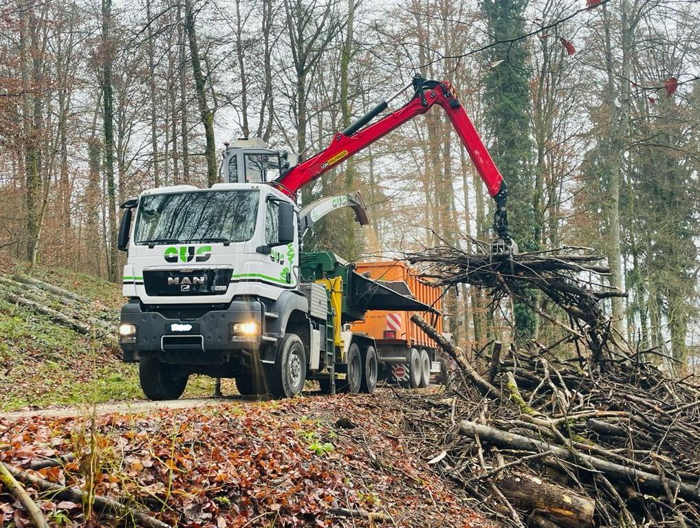 MAN LKW mit Holzhacker für die Gewinnung und Verarbeitung von Holzschnitzeln für Heizungen.